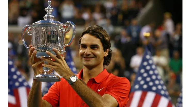 Roger Federer levantando uno de los varios US Open logrados en su carrera.