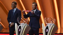 Lothar Matthäus sacando uno de los varios nombres en el sorteo de Qatar 2022.