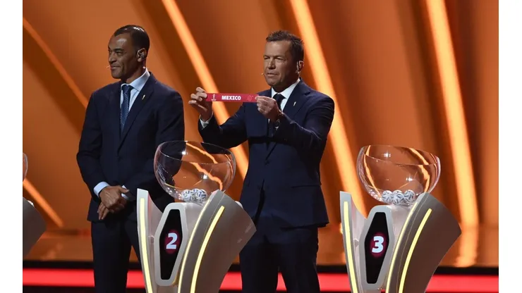 Lothar Matthäus sacando uno de los varios nombres en el sorteo de Qatar 2022.