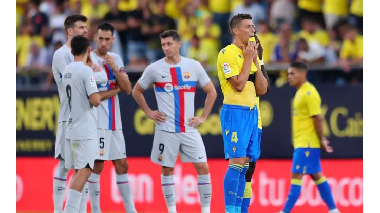 Los futbolistas ante la emergencia médica en Cádiz.
