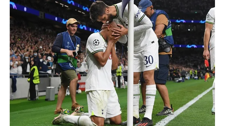 Richarlison en festejo de gol.