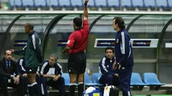 El árbitro Ali Bujsaim le muestra la tarjeta roja a Claudio Caniggia.