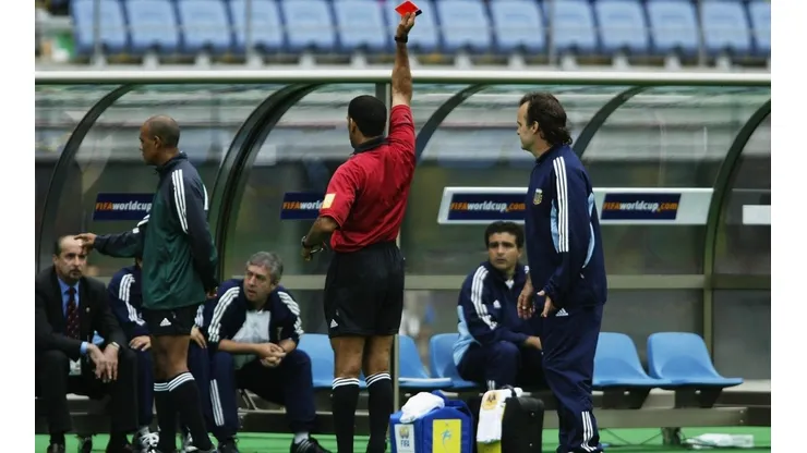 El árbitro Ali Bujsaim le muestra la tarjeta roja a Claudio Caniggia.