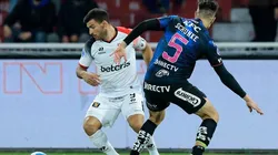 Acción de juego entre Melgar e Independiente del Valle.