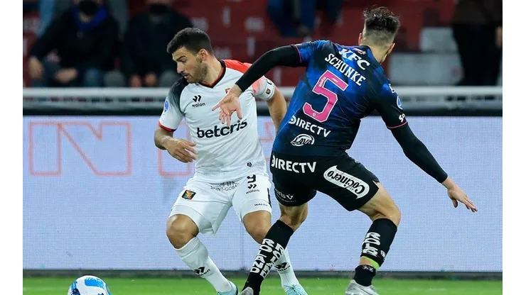 Acción de juego entre Melgar e Independiente del Valle.