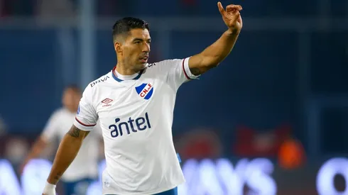 Luis Suárez fue héroe en el clásico uruguayo.