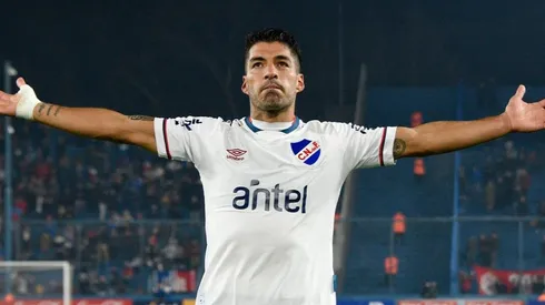 Suárez anotó un golazo en el clásico ante Peñarol.