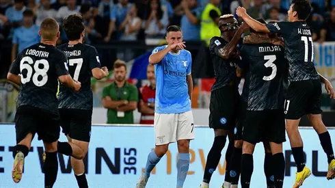 Festejo de gol de Napoli.