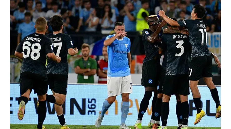 Festejo de gol de Napoli.