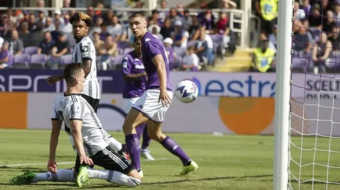 Milik y su definición a gol para Juventus ante Fiorentina.