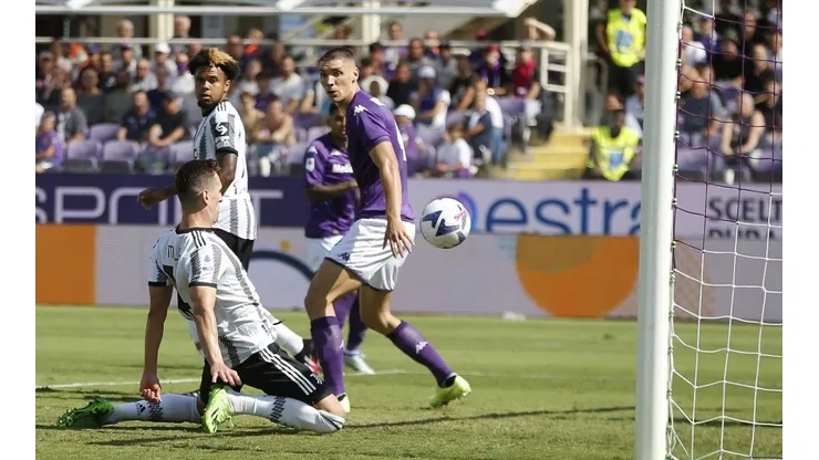 Milik y su definición a gol para Juventus ante Fiorentina.
