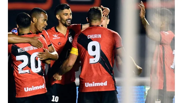 Festejo de gol de Atlético Goianiense.
