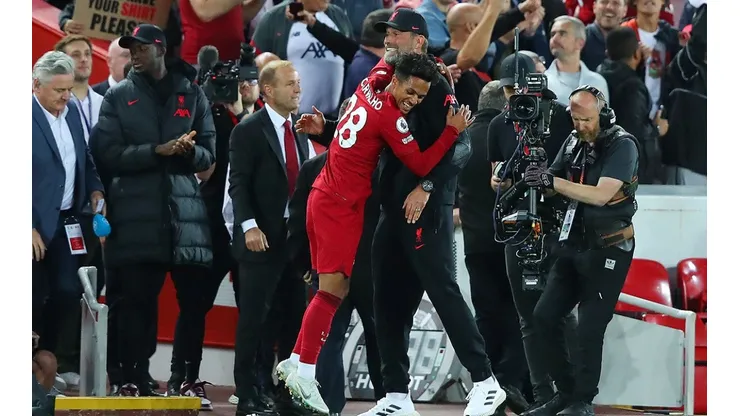 El tremendo festejo de gol de Liverpool.