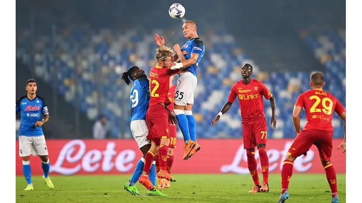 Reñido partido entre Napoli y Lecce.