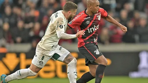 Acción de juego entre Palmeiras y Athletico Paranaense.