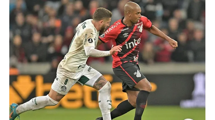 Acción de juego entre Palmeiras y Athletico Paranaense.