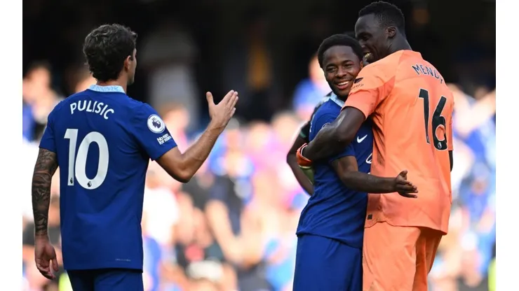 Sterling jugó un partidazo y es felicitado por Pulisic y Mendy.