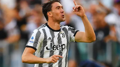 Dusan Vlahovic en festejo de gol.