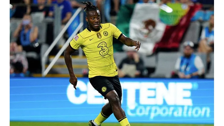 Batshuayi en acción con Chelsea.