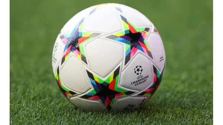 La nueva pelota de la UEFA Champions League 2022-23.