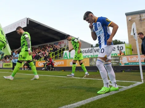 Julio Enciso debutó con la primera de Brighton y tuvo un enorme gesto con un hincha