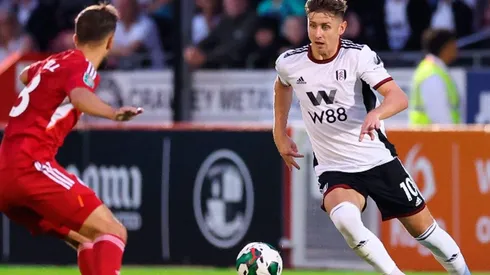 Fulham en acción de juego con Crawley.