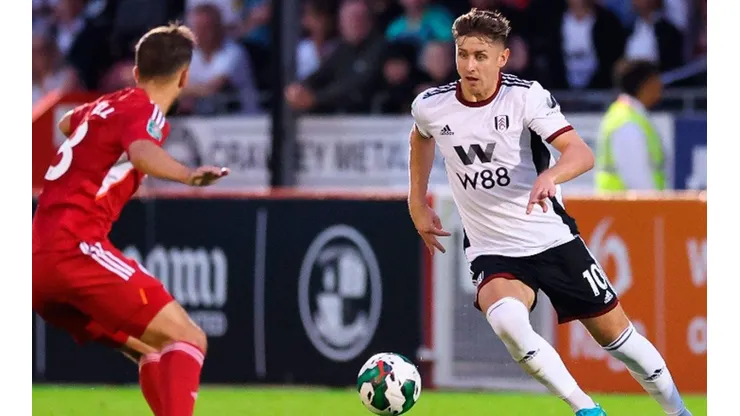 Fulham en acción de juego con Crawley.
