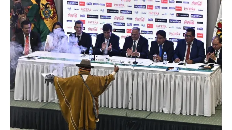 Gustavo Costas presentado en Bolivia