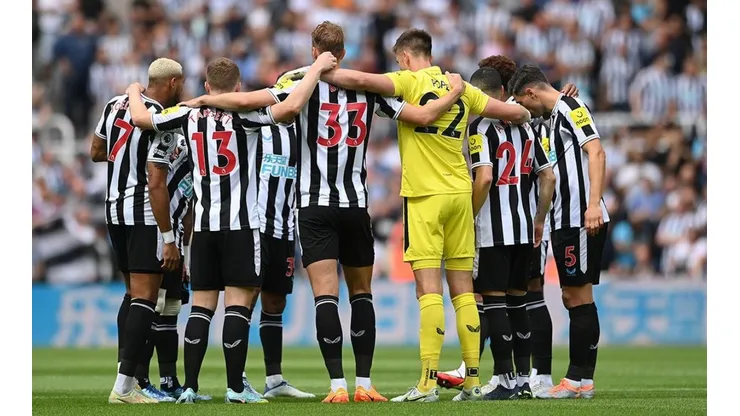 Newcastle en formación para partido por Premier League.