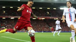 Darwin Núñez en acción ante Joachim Andersen.