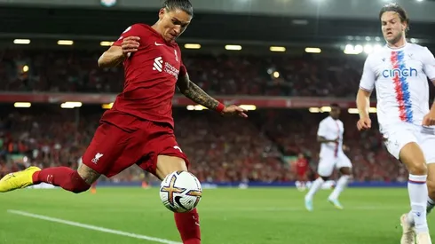 Darwin Núñez en acción ante Joachim Andersen.