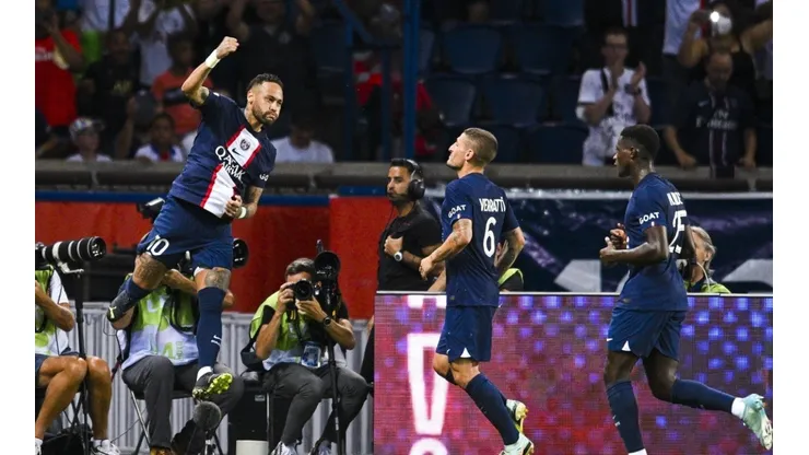 Neymar marcó doblete y PSG sigue por la senda de la victoria.