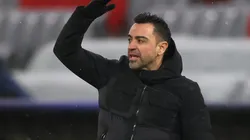 Xavi Hernández le da salida a un par de futbolistas.