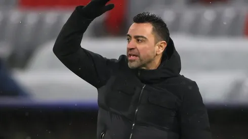 Xavi Hernández le da salida a un par de futbolistas.