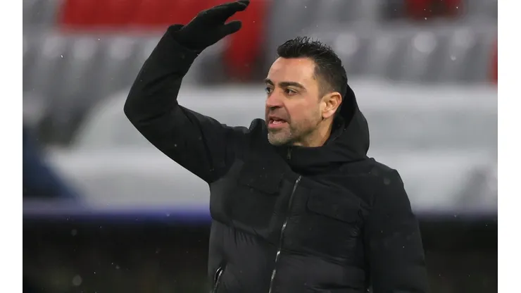Xavi Hernández le da salida a un par de futbolistas.