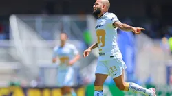 Dani Alves jugando para Pumas.