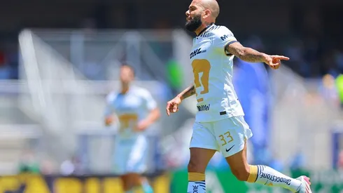 Dani Alves jugando para Pumas.
