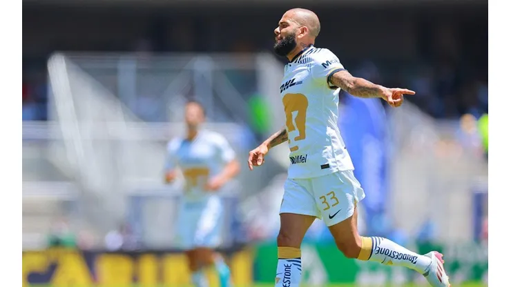Dani Alves jugando para Pumas.