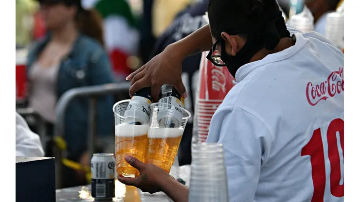 Ciudad de Mexico, 25 de septiembre de 2021. Vendedores de cerveza durante el partido de la jornada 10 del torneo Grita Mexico Apertura 2021 de la Liga BBVA MX, entre Águilas del America y Chivas Rayadas del Guadalajara, celebrado en el Estadio Azteca. Foto: Imago7/Etzel Espinosa