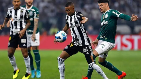 Acción de juego entre Atlético Mineiro y Palmeiras.