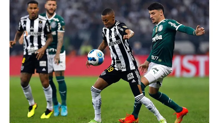 Acción de juego entre Atlético Mineiro y Palmeiras.