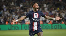 Neymar marcó un golazo de tiro libre.