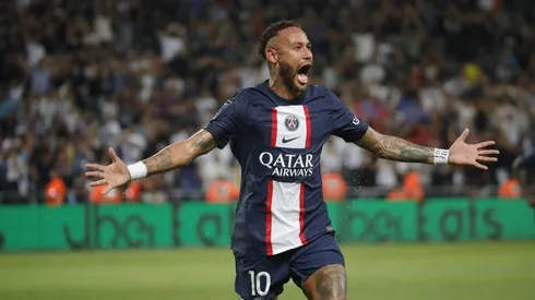 Neymar marcó un golazo de tiro libre.