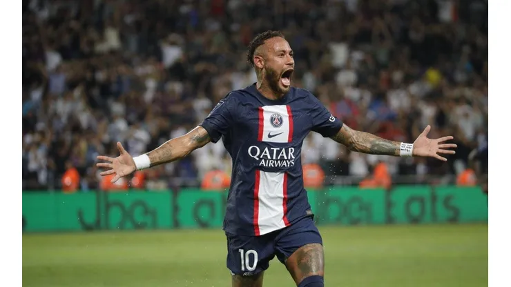 Neymar marcó un golazo de tiro libre.