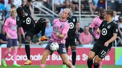 Acción de juego entre Everton y Minnesota.