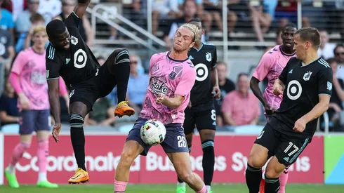 Acción de juego entre Everton y Minnesota.