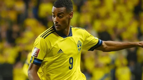 Aleksander Isak disputando un partido con la Selección de Suecia.