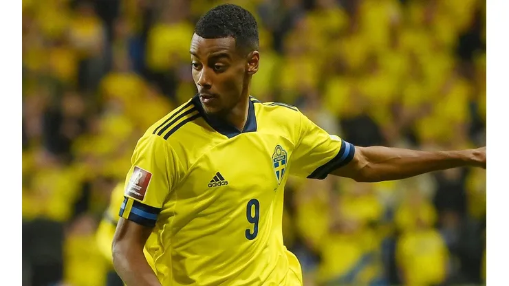 Aleksander Isak disputando un partido con la Selección de Suecia.