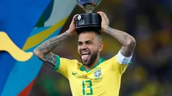 Dani Alves en festejo con Brasil.