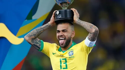 Dani Alves en festejo con Brasil.